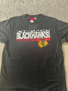Dennis Seward #18 signed Chicago Blackhawks Graphic Short Sleeve Tee